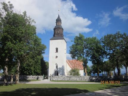 Är man på Fårö, då är ett besök i Fårö kyrka och kyrkogård