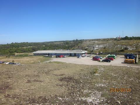 På vägen dit åker vi förbi sandstensbrotten vid Kettelvik och bussen