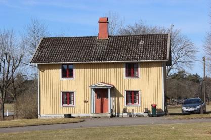 Källan ligger intill det som en gång var Vallsjö by.