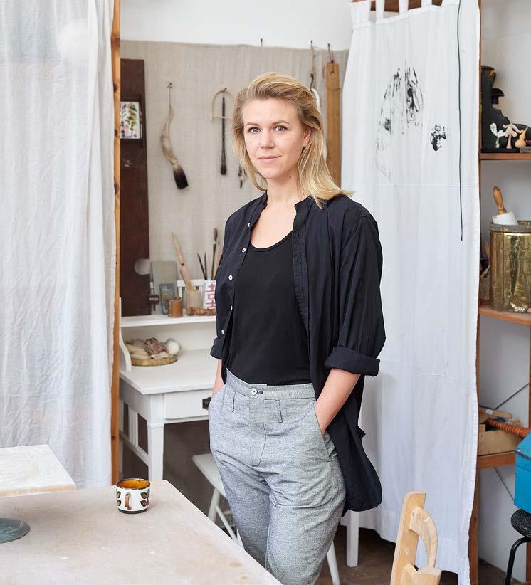 SAK EDITION #3/2018 SPECIAL TYNGD OCH VIKTLÖSHET OM VARTANNAT SARA MÖLLER OM ATT FÖRSÄTTA SIG I SVÅRIGHETER OCH SAMSPELA MED MATERIALET Det finns ett ständigt flöde av motrörelser i Sara Möllers verk.