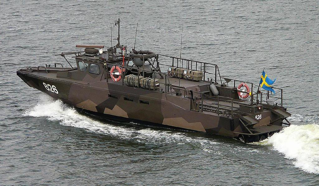 8.4 D. BILD: STRIDSBÅT Svensk Stridsbåt 90: (Bild Wikipedia: https://en.
