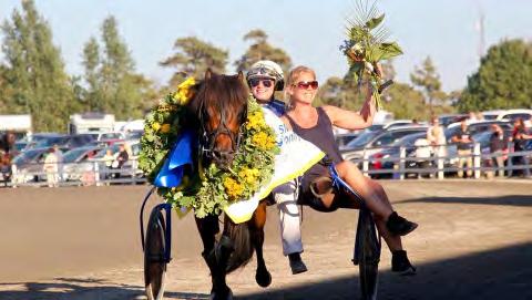 17,9a1.640 Cassandra Herrmansson SM Kategori A Å 13 okt Pomona 2.11,0a/1.640 Oona Halme Linn (foto: privat) KATEGORI B Lopp Bana Datum Häst Tid/dist.