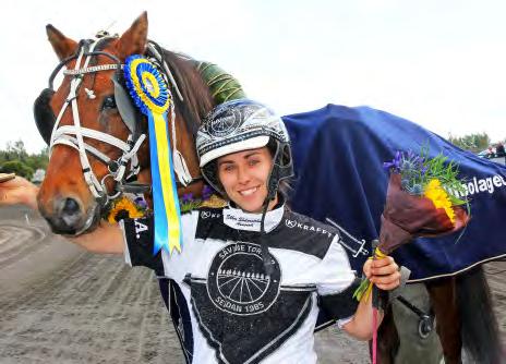 EBBA A SÖDERSTRÖM Årets kusk kategori B (foto: Tom Jönehag) AVSLUTNING MED FLAGGAN I TOPP Det blev ett fantastiskt år för Solvallakusken, Ebba A Söderström.