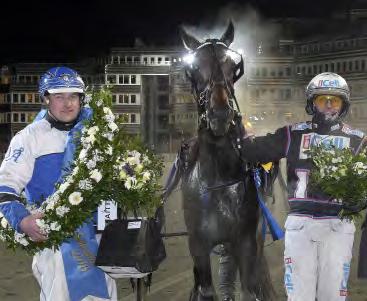 GRUPPLÖPNINGAR 4-åringar. Tränaren Ola Åsebo fick mycket att hålla i sedan Hard Times och Ulf Ohlsson vunnit Solvalla Grand Prix. SOLVALLA GRAND PRIX Solvalla 24 november. Lätt bana. 943.000 kr. 2.140 m.