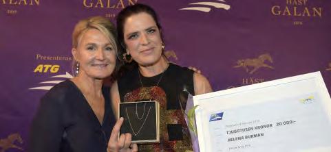 ÅRETS HÄST Vinnare genom tiderna. Helen Ann Johansson delade ut både pengar och smycke till Helena Burman.