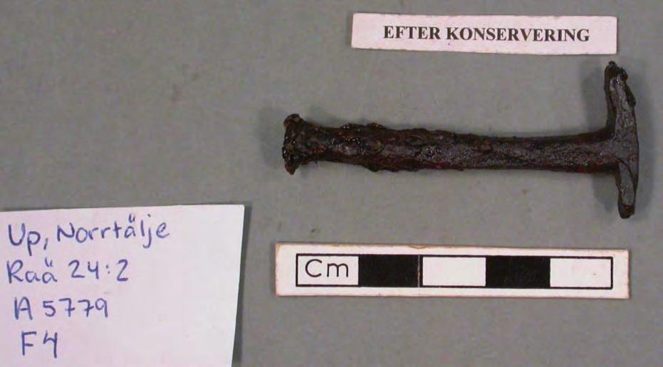 Enligt uppgift har föremålen Fnr. 5. Längd; 23 resp. 24 mm.