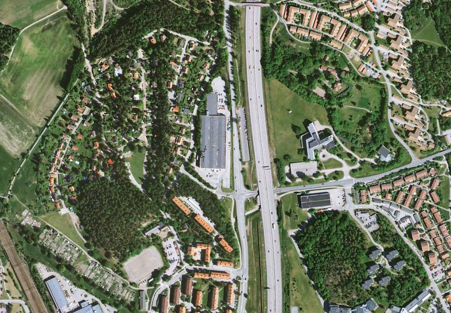 1 Uppdrag Bullerdämpande asfalt har lagts på en sträcka av E4an förbi Rotsunda. Vårt uppdrag är att utföra trafikbullermätningar i olika skeden före och efter omläggning av asfalten.