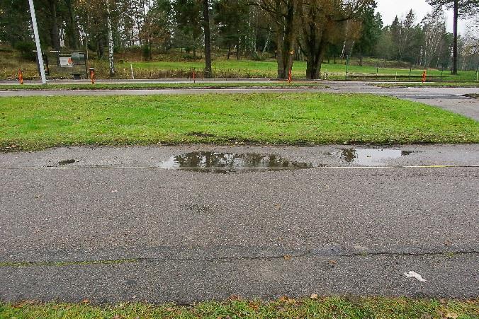 Fortsätt över korsningen med bilvägen och förbi busskuren tills mätningen avbryts (efter 115,5 meter).