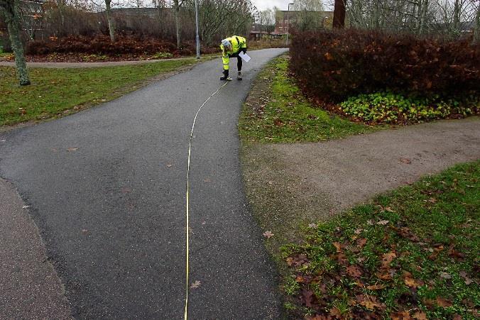 över korsningen med bilvägen med fortsättning längs cykelvägen genom Universitetsparken, i riktning mot Campushallen.