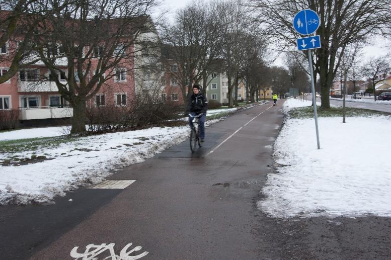 69-72 Korsande gångväg 82,7-85,8 Korsande gångväg Väglagsobservationer görs på en 50-meterssträcka på den asfalterade gång- och cykelvägen, från strax efter anslutande gångbana till höger (se min