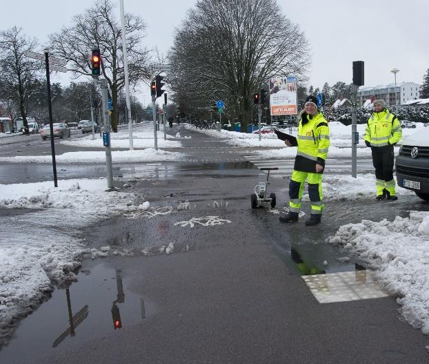 Sträcka S3: Sopsaltad gång- och cykelväg längs med Malmslättsvägen (rosa stråk) Friktionsmätning görs på cykelbanan på det saltade stråket på den norra sidan om Malmslättsvägen (på andra sidan vägen