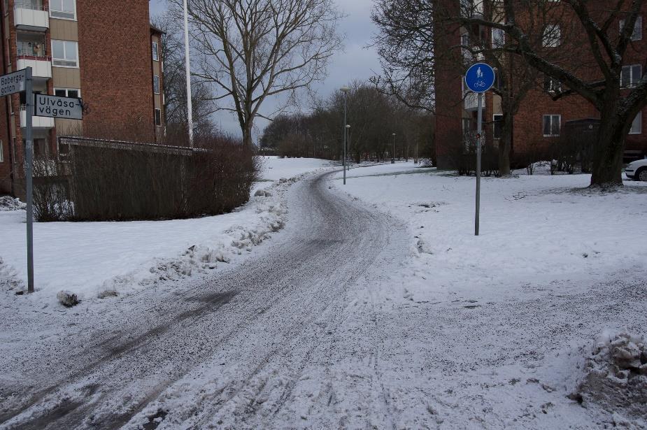 Väglagsobservationer på en gång- och cykelväg som plogas och sandas och ligger i anslutning till det sopsaltade cykelstråket som