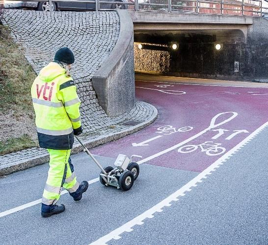 som har snö och is kan erbjuda ett bra väggrepp för en cyklist. Därför behöver väglagsobservationerna kompletteras med friktionsmätningar som ger en indikation på vilket väggrepp som råder.