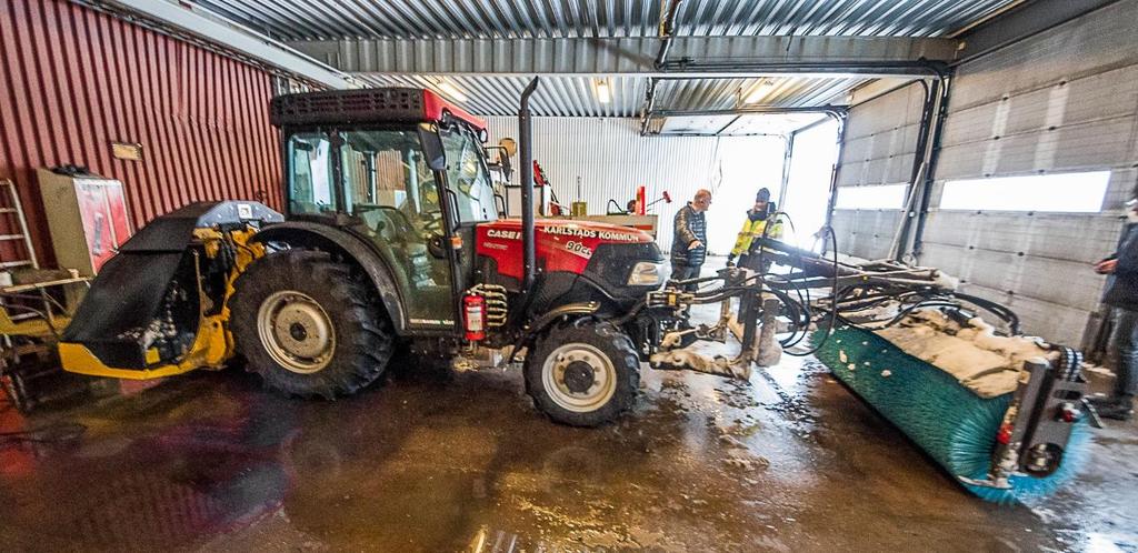 4. Fordon och utrustning för sopsaltning En mängd olika fordon och utrustningar finns idag på marknaden som kan användas vid sopsaltning av gång- och cykelvägar.