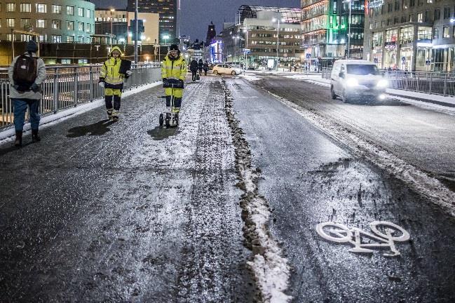Den mängd fukt som finns på vägytan (nedfallen, kondenserad eller kvarvarande) späder det utlagda saltet och ju mer fukt, desto sämre antifryseffekt blir det (se vidare beskrivning i kapitel 5).