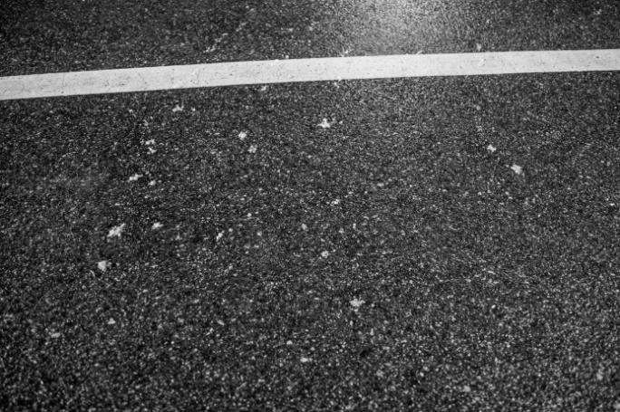 Figur 48. Synligt salt i tydliga kluttar på cykelvägen (till vänster). Uppmätt restsaltmängd (till höger) jämförelse mellan SOBO-mätningar (grön linje) och WDS-mätningar (röd linje samt stjärnor).