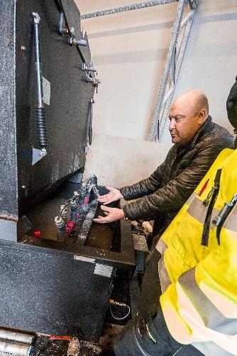 Vintern 2014/15 då enbart natriumkloridlösning användes, krävdes det halkbekämpningsåtgärder vid 16 tillfällen fler än under vintern 2015/16 då Karlstadslaken användes.