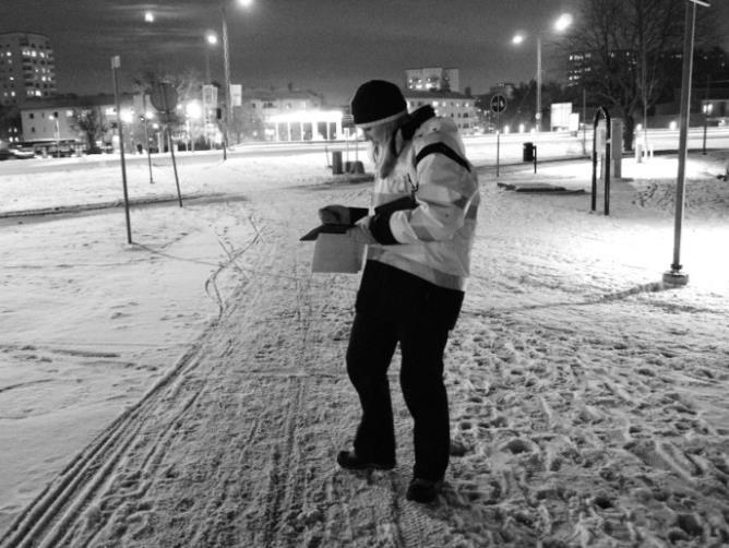 till vänster). Det är lättare att uppnå vid spridning av saltlösning i jämförelse med befuktat eller torrt salt eftersom salt är hygroskopiskt och drar till sig fukt.