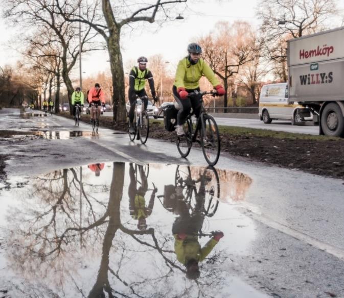 det främst är på rödfärgade cykelpassager där biltrafiken har hunnit slipa och polera ytan som friktionsproblem kan uppstå, framförallt i samband med is- och snöväglag.