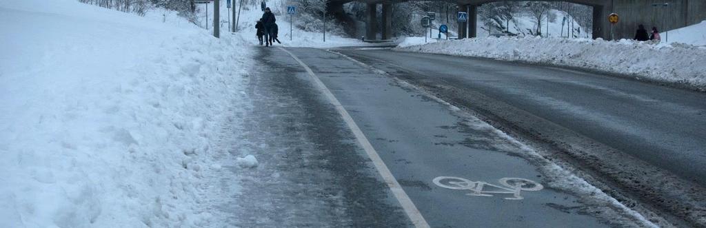 Fotgängare som väljer att gå i cykelbanan istället för på trottoaren.