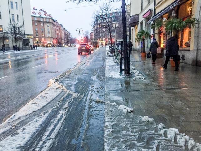På trottoarer är det också vanligt med olika typer av möbleringar och utplacerade hinder som gör det svår att komma fram med driftfordonen.
