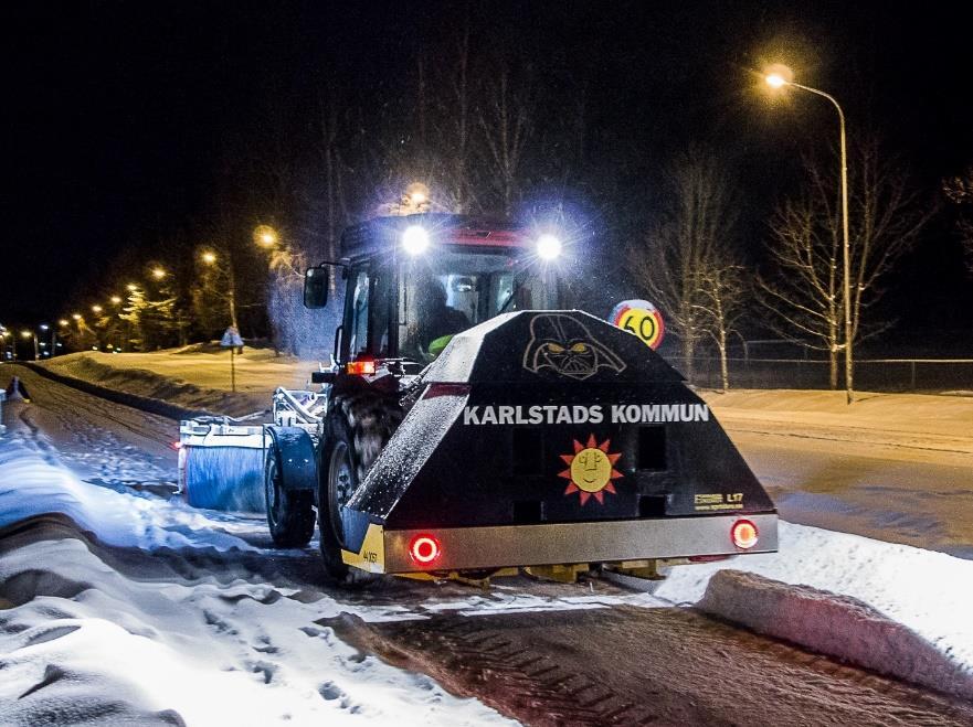 Mätväska till beredskapsfordonet i Karlstad med refraktometer och temperaturmätare (till vänster). Saltlösningsspridaren Darth Vader (till höger).