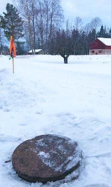 Välkomna önskar Jenny, Erik, Helena, Erik och Maria. Förbered slamtömning Nu närmar sig årets slamtömning och du som fastighetsägare behöver bereda så att slambilen kan komma åt att uta tömningen.