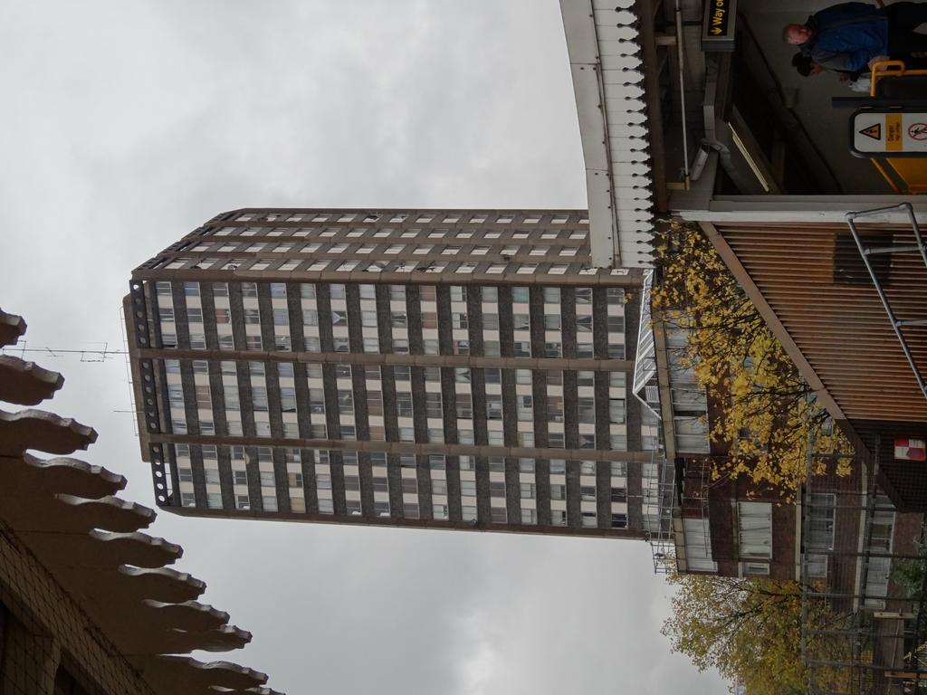 Grenfell Tower Ursprungligen byggt tidigt 1970-tal Ombyggnad 2011-2016, bland annat nya branddörrar, nytt fasadsystem 25 våningsplan Bärande