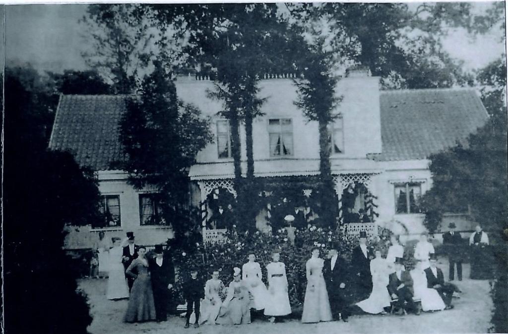 Gården Kvillegärde i Fliseryds socken Kvillegärde gård hösten 1901. På verandan syns bl a Georg Engstrands morföräldrar, Otto och Matilda Johnsson.