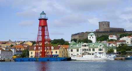 Pater Noster har nu nått fram till Marstrand på sin eriksgata. Carlstens fästning i bakgrunden. inloppet. För marstrandsborna var detta säkerligen något alldeles speciellt.