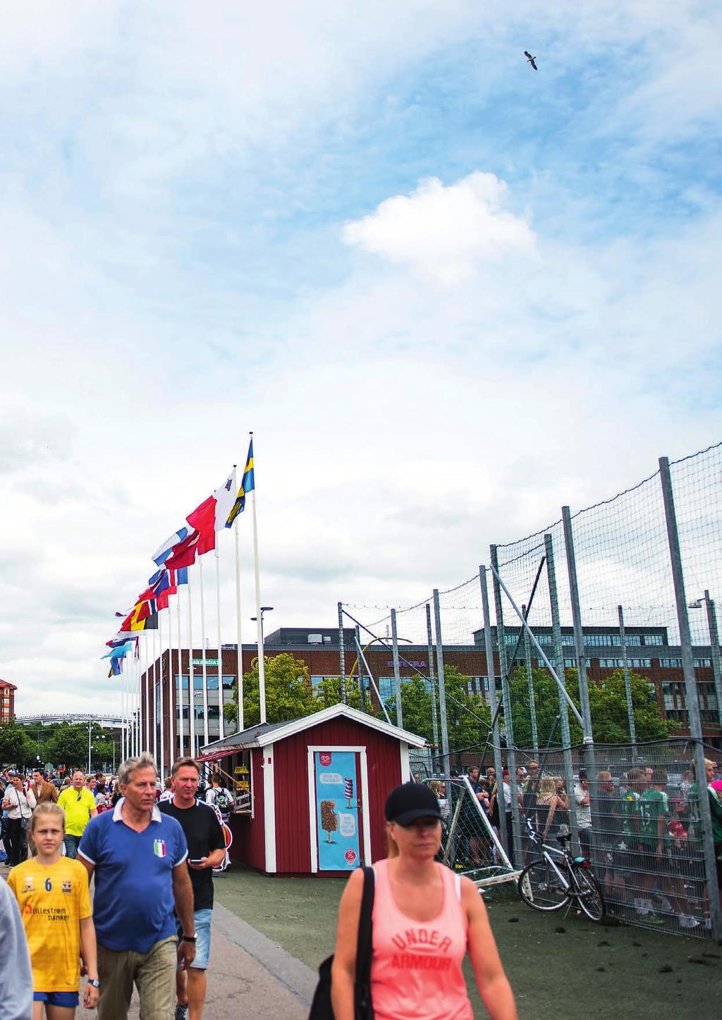 De besökare som reser till evenemanget spenderar pengar som gör nytta i den lokala ekonomin.