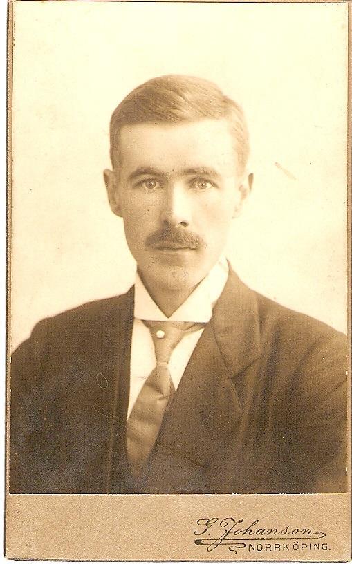 1913, och Gustav, född 1916.