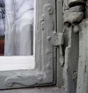 FÖNSTRENS HÖRNBESLAG ÄR TILL HUVUDDELEN AV 1700- OCH 1800-TALSTYP. ÄVEN SENTIDA PRESSADE HÖRN- BESLAG FÖREKOMMER. BILDEN VISAR ETT DEKORATIVT HÖRNBESLAG AV 1700-TALSTYP. FOTO. J MALMBERG.