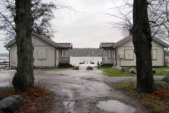 VID MÄLARENS STRAND LIGGER TVÅ SMÅ STUGOR, TROLIGEN BYGGDA OMKRING 1800, SOM URSPRUNGLIGEN VAR TVÄTTSTUGA OCH BOSTAD FÖR TRÄDGÅRDSMÄSTAREN. FOTO B. NORDENMARK. tegel.