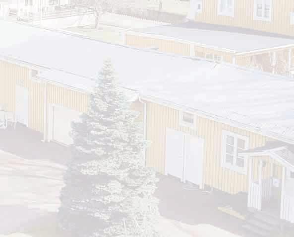 I gårdshuset intill finns två lägenheter, garage, förråd, tvättstuga, pannrum samt vindsförråd. Lägenheterna har 1 3 rum och kök med varierande storlek från 35 75 kvm.