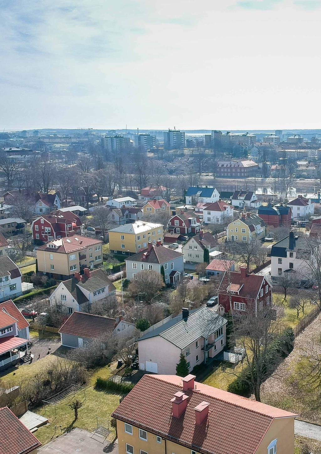 MARKNADEN Karlstad Karlstad ligger på Klarälvens delta vid Vänerns norra strand mitt emellan Stockholm och Oslo. Karlstads kommun har cirka 91 000 invånare och är Sveriges 22: a största kommun.