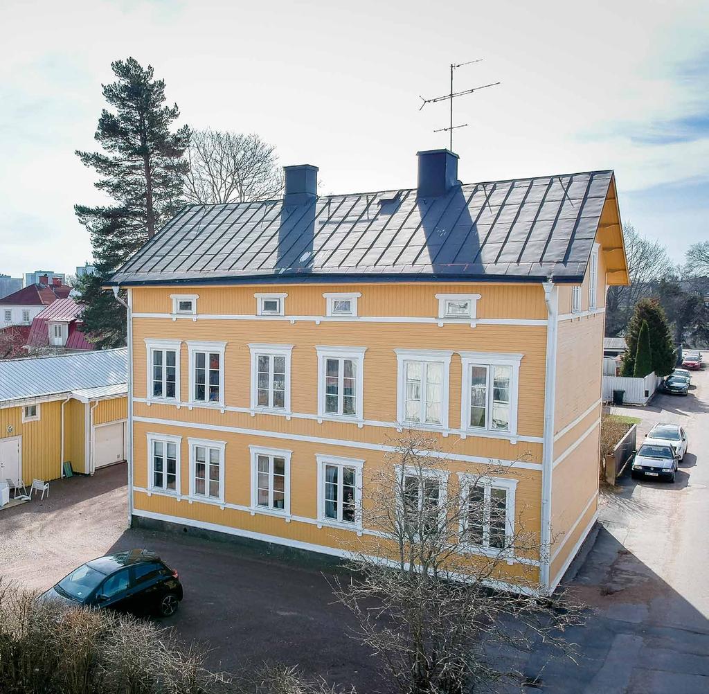 Strandrevet 3 BYNADSBESKRIVNIN På Fastigheten finns två byggnader, bostadsbyggnad och ett gårdshus.