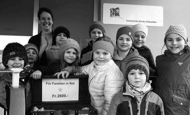 Regional Sternsinger sammeln in Kehrsiten für Nidwaldner Familien in Not So macht Sternsingen doppelt Freude Unter dem Motto «Kinder helfen Kindern» bringen schweizweit Sternsingerinnen und