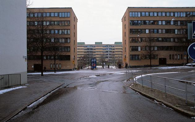 Genom kvarteret går ett öst-västligt gång- och cykelstråk som planskilt leder från Brännkyrkagatan till tunnelbanestationen Hornstull och till Högalidsskolan väster om Långholmsgatan.