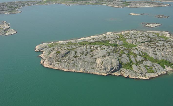OMRÅDESBESKRIVNING 4.3 HASSTENSHOLMEN (58º 36,946 N, 11º 14,678 E) Hasstensholmen med Lökholmen i bakgrunden.