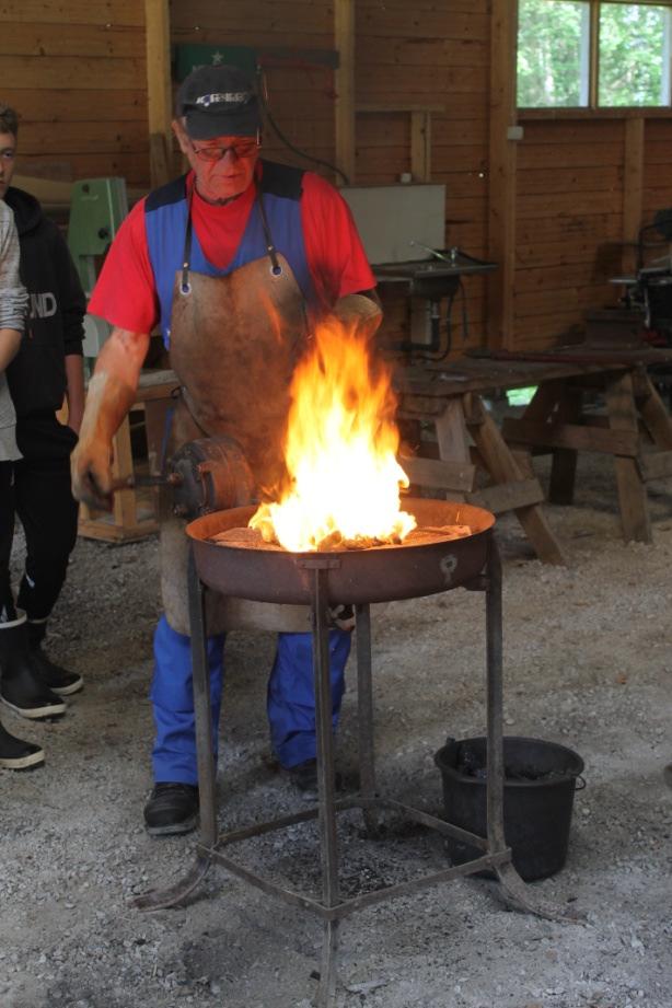 Smedjan var öppen De lite äldre scouterna fick prova på att