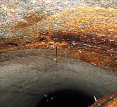 3-1.6 l/min. Most water seepage in the long drift came from fractures and fracture zones at 7 m, 37 m and 53 m, where water sprinkled out or was intensely dripping, see Figure 3.21.