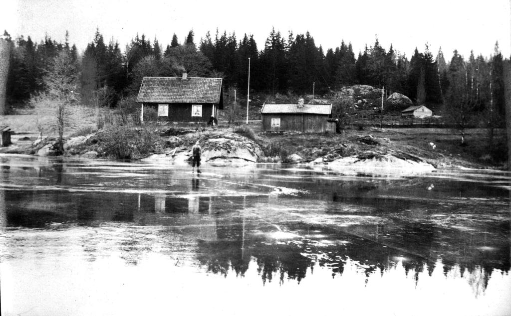 Tutviks Gård sedd från Långsjön en senvinterdag i slutet av 1920-talet.. Det lilla huset till höger är bagarstuga och förråd.