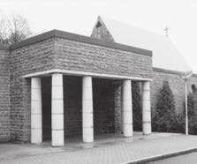 Ett krematorium med anslutande kapell ingick också i Asplunds tidiga planer men uppfördes först på 1950- talet och fick då sin slutliga utformning av Asplunds medarbetare S I Lind.