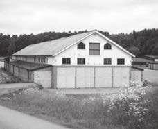 Stallbyggnader Norr om huvudanläggningen uppfördes 1903 05 fyra vinterstall med plats för cirka 75 hästar i varje. (Ett revs 1984.