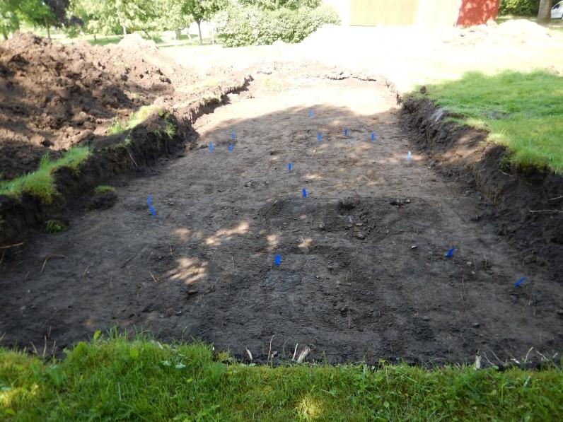 Hus 1 utgörs av ett tvåskeppigt stolpbyggt långhus i öst-västlig riktning, se fig. 11. Hela huset schaktades inte fram så dess totala utbredning österut har inte kunnat beläggas.