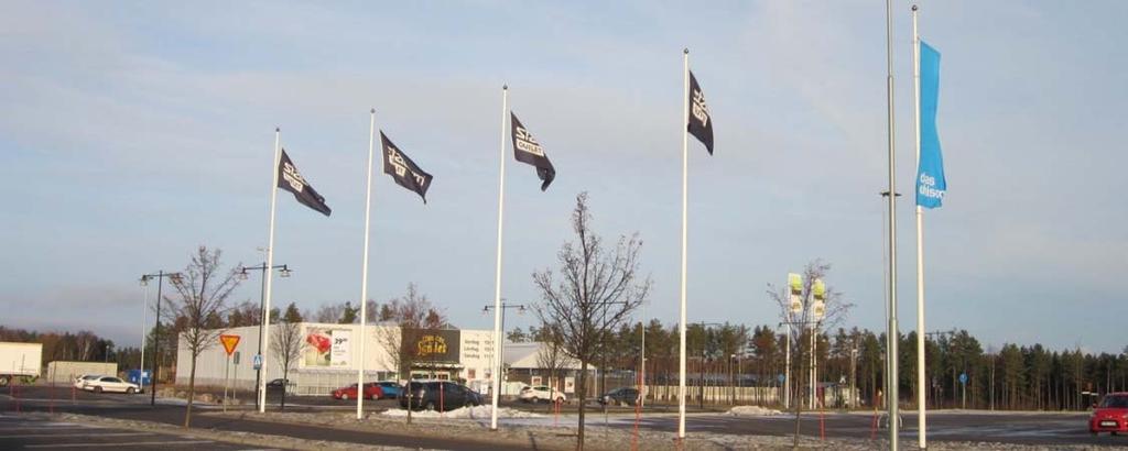 Flaggor av duk, reklamflaggor på fasad och på byggnaders tak En flagga med ett kommersiellt budskap som sitter uppe dygnet runt räknas som skylt och är därmed bygglovspliktig.