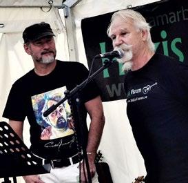 Duktig på gitarren och snabbtungad till max höll kompisen igång tillsammans med Nicko så att personalen som skulle vidare till Rival började se stressad ut när de aldrig slutade spela och spexa