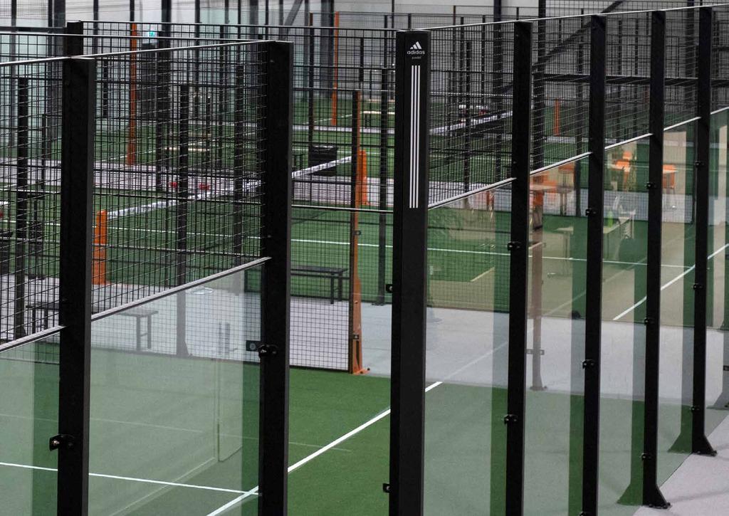 Installation För att få in material effektivt behövs en port på 3 x 3 meter i byggnaden. Momentet som kväver störst expertis är installationen av konstgräs.