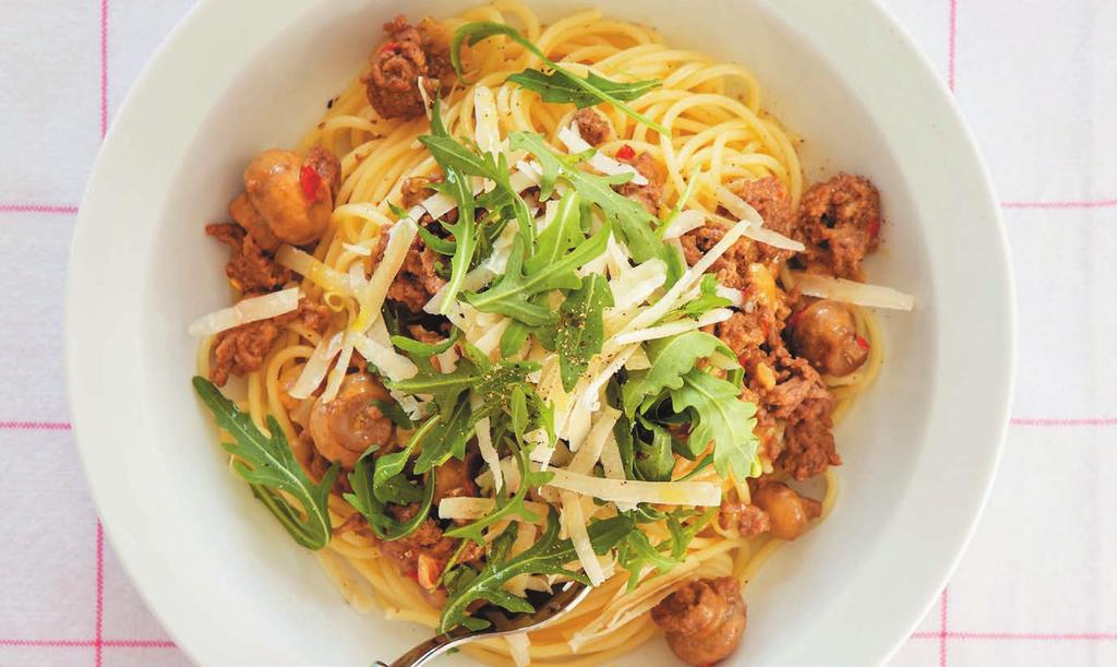 RECEPT 3 30 min 840 kcal/port Fett 22g Kolhydrater 49g Protein 29g Krämig köttfärssås med champinjoner Pasta med krämig sås och svamp, toppad med rucola.